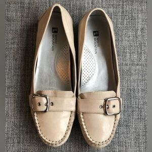 White mountain beige loafers shoes
